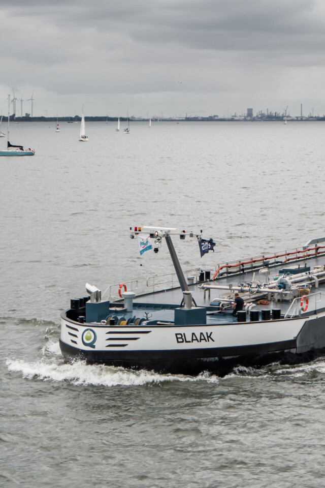 Mts Blaak sailing front view